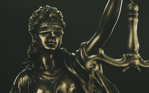 Justitia mit Augenbinde