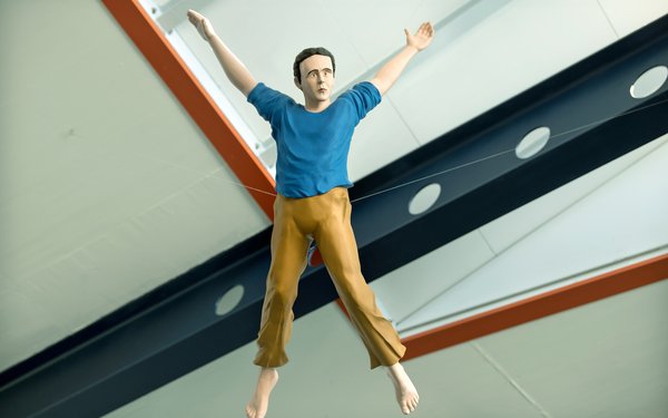 Auf dem Bild sieht man das Kunstwerk Flying Man/ "I dream I could fly"  von Jonathan Borofsky