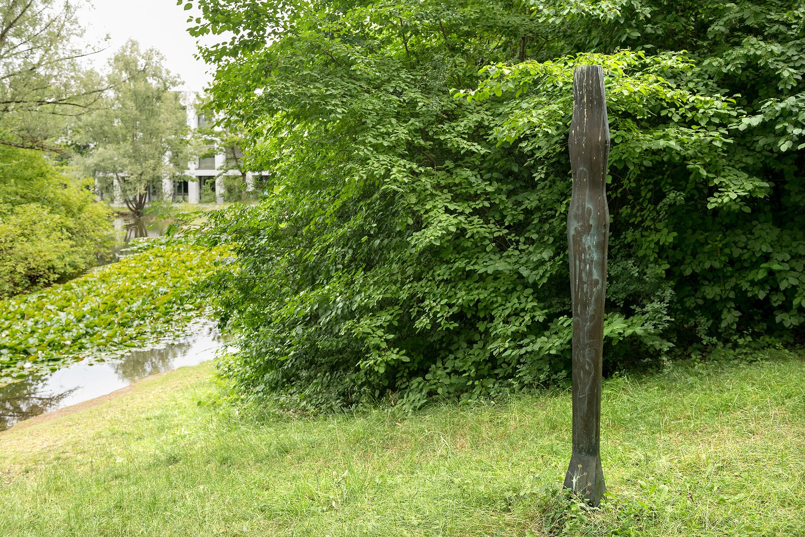 Christa von Schnitzler: Stele „Mädchen“, 1983