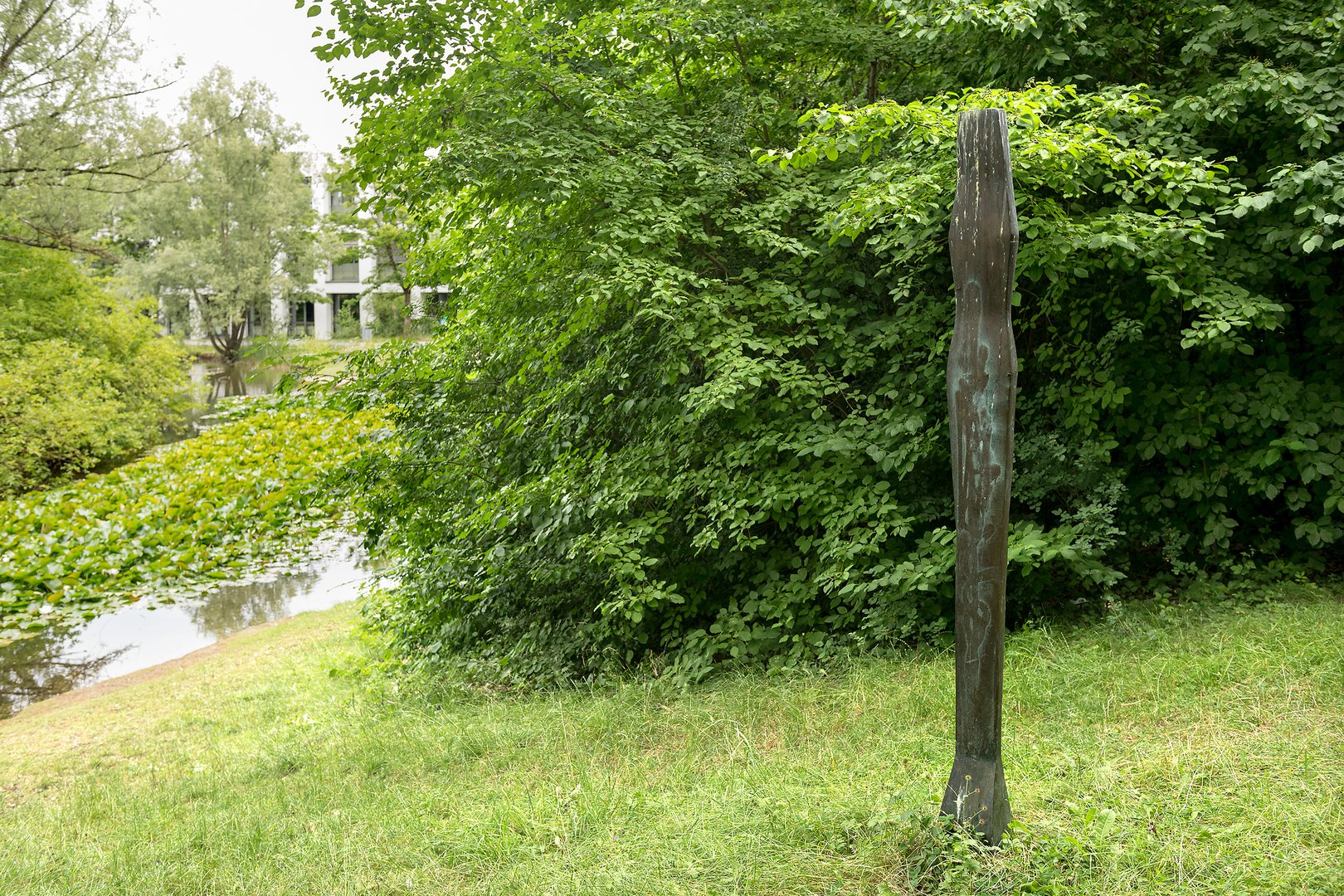 Christa von Schnitzler: Stele „Mädchen“, 1983