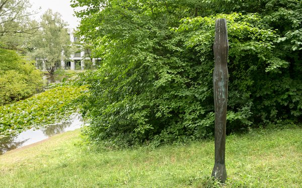 Auf dem Bild sieht man das Kunstwerk Stele "Mädchen" von Christa von Schnitzler