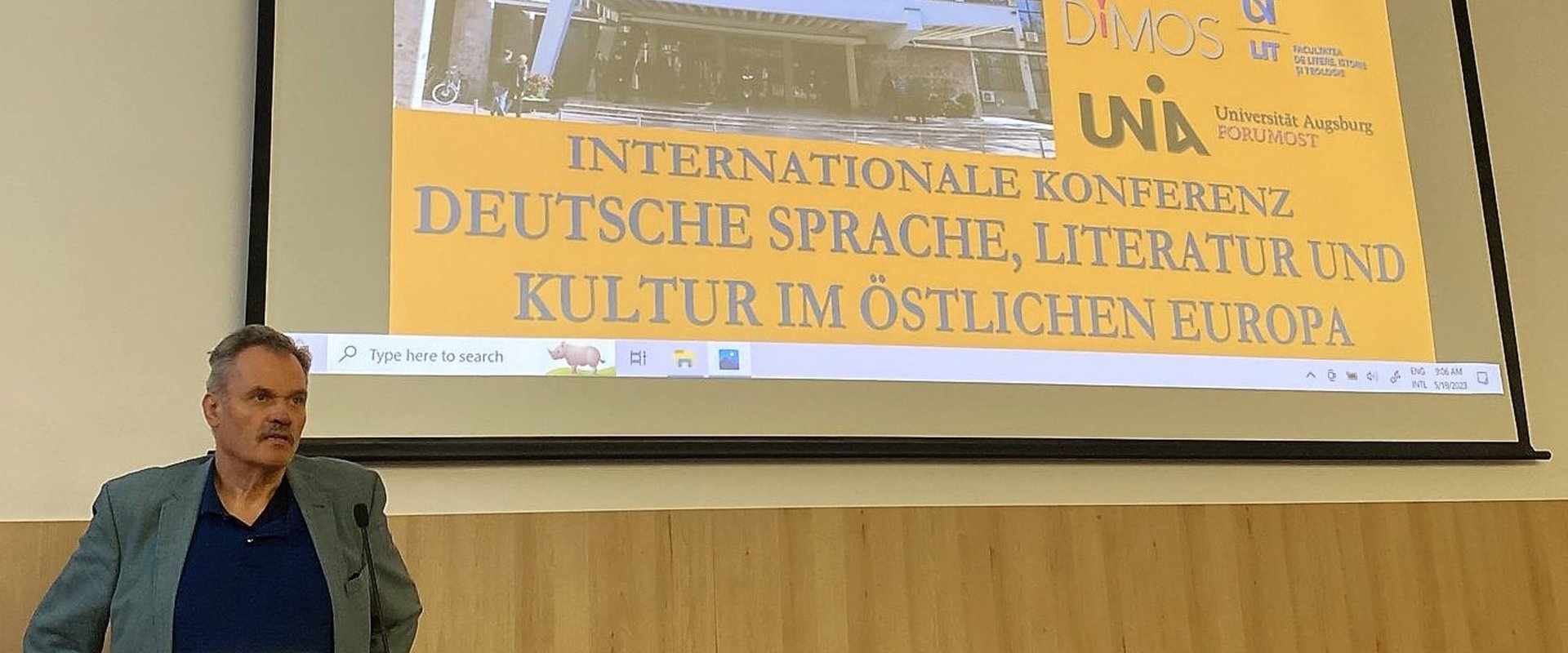 Es ist ein Bild von Herrn Scheuringer bei seinem Vortrag zu sehen.
