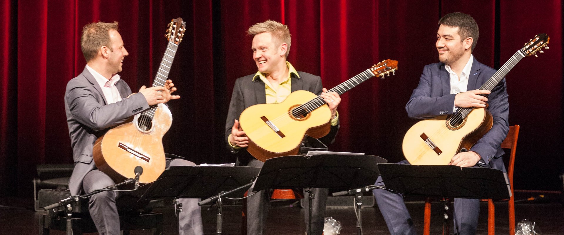 Gitarrenfestival Augsburg , Eröffnungskonzert 2017. Abgebildet sind die 3 Dozenten des LMZ, „Alegrias Guitar Trio“, Klaus Wladar, Dimitri Lavrentiev und Takeo Sato
