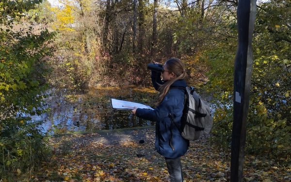 Laura Lacher bei der Vogel-Kartierarbeit auf dem Campus der Universit?t Augsburg