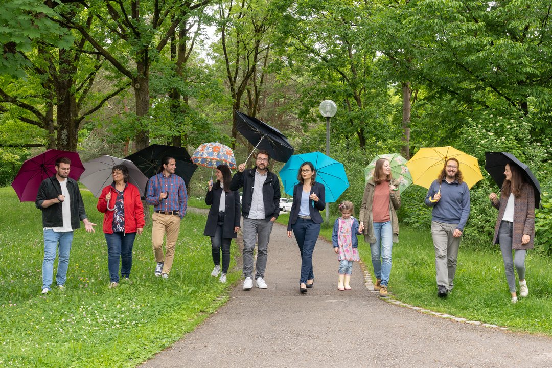 Teamfoto aus dem Jahr  2022 mit Regenschirm