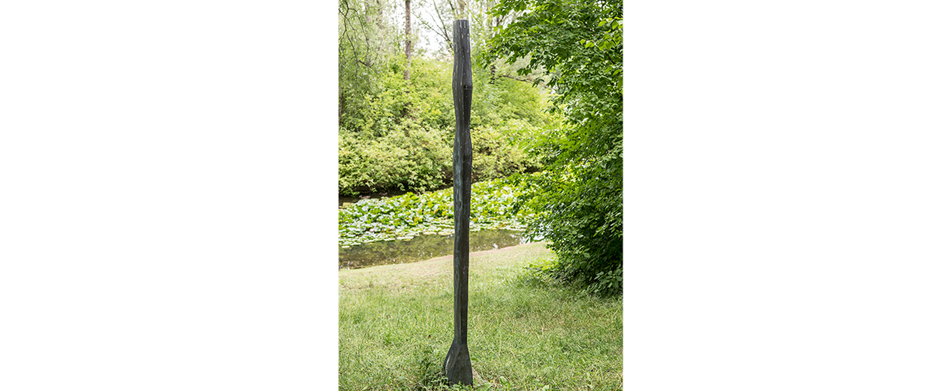Auf dem Bild sieht man das Kunstwerk Stele "Mädchen" von Christa von Schnitzler
