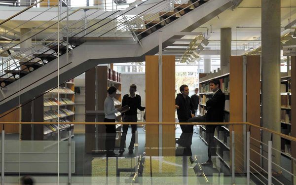 Treppe und Bücherregale in der Bibliothek