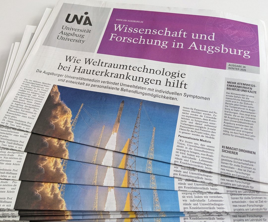 Mehrere Ausgaben der Forschungsbeilage Nr. 26 aus der Augsburger Allgemeinen liegen aufgefächert übereinander