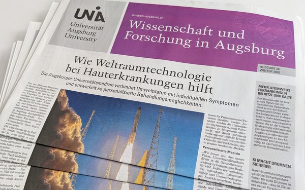 Mehrere Ausgaben der Forschungsbeilage Nr. 26 aus der Augsburger Allgemeinen liegen aufgefächert übereinander