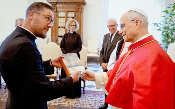 Übergabe des Handbook über das Leid und die Gottesfrage von Johannes Grössl und Matthias Grebe an Papst Leo XIV.