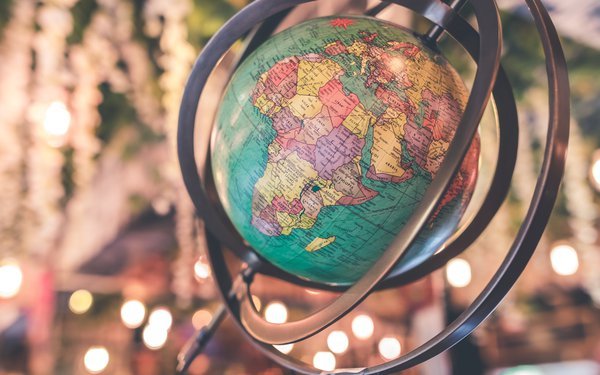 Globus vor unscharfem Hintergrund