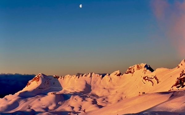 SunriseandmoonsetfromtheSchneefernerhausZugspitze