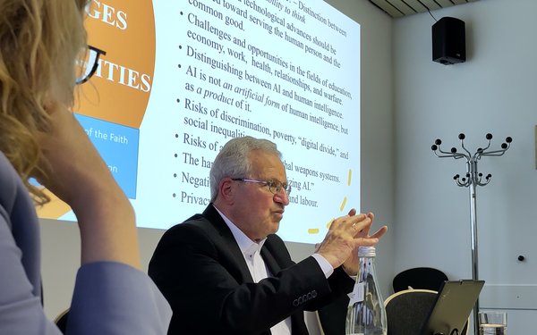 Professor Emmanuel Agius aus Malta h?lt einen Vortrag
