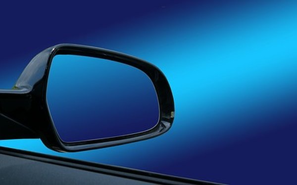 Auto-Rückspiegel vor blauem Hintergrund