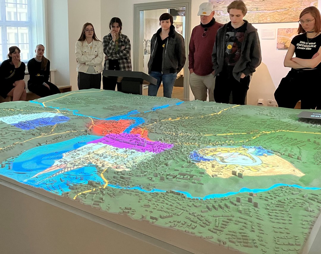 Blick auf 3D Stadtmodell und Studierende im Zumsteinhaus Kempten