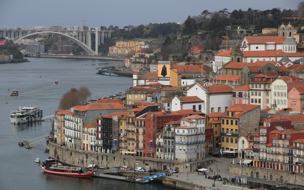 Blick auf die Stadt Porto mit Fluss Douro im Vordergrund