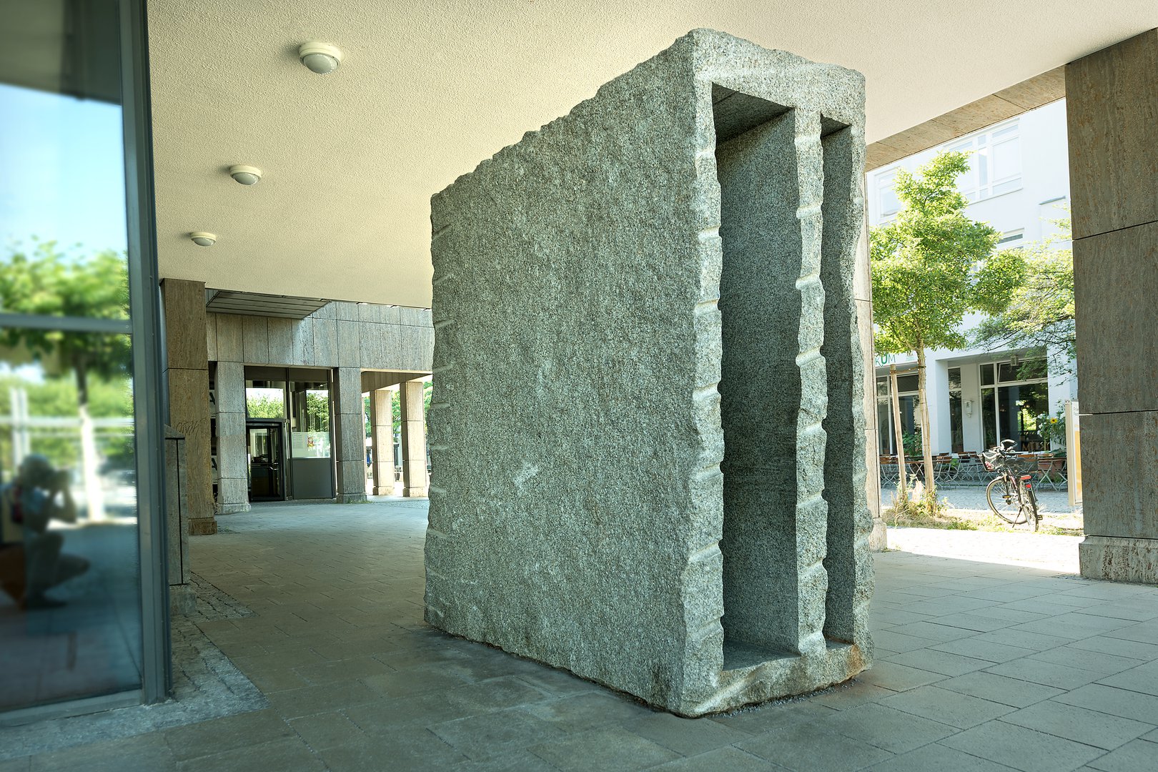 Nikolaus Gerhart: Entkernter Granit, 1989