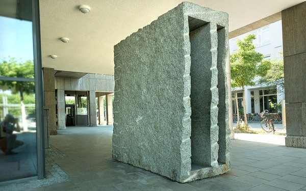 Auf dem Bild sieht man das Kunstwerk Entkernter Granit von Nikolaus Gerhart