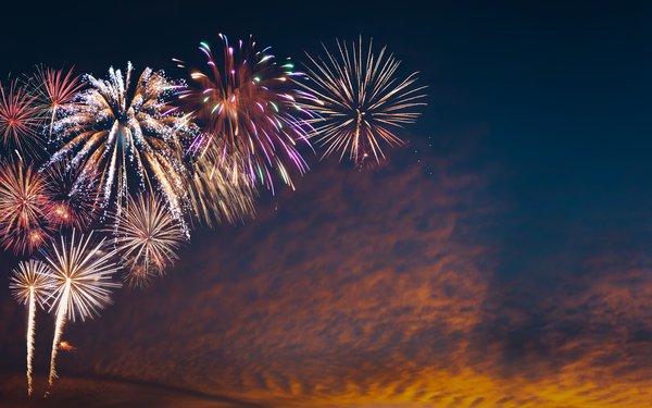 Explodierendes Feuerwerk am Nachthimmel