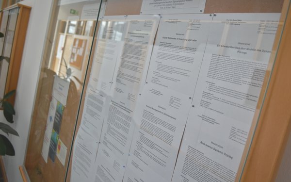 Aushang von Masterarbeitsthemen des Lehrstuhls