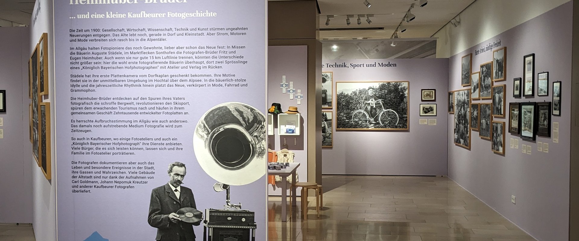 Verschiedene W?nde mit Text und Bildern von der Ausstellung "fotopioniere"
