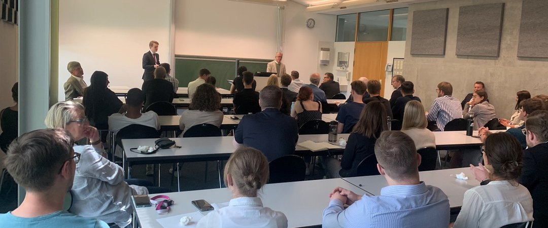 Professor Rossi hält einen Vortrag.