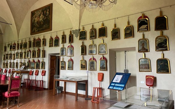 Sitzungssaal der Accademia della Crusca mit den schaufelförmigen Emblemtafeln (Pale) der Akademiemitglieder