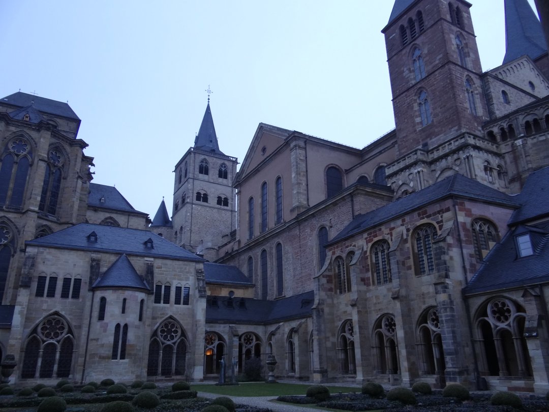 Kreuzgang, Liebfrauenkirche und Trierer Dom