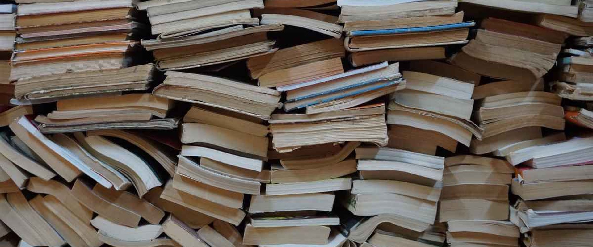 Nahaufnahme Bücherstapel