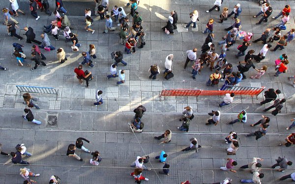 Menschen als Passanten in einer Fußgängerzone von oben betrachtet