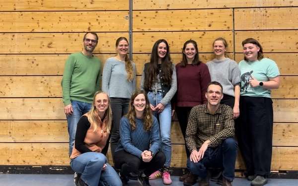 Teilnehmende des Kolloquiums in Sporthalle