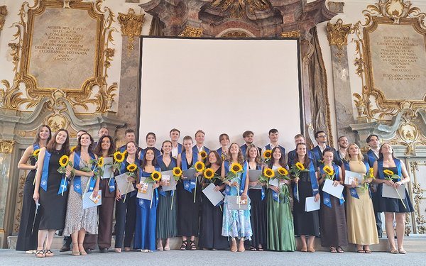 Erste Absolventen des Studiengangs Medizin bei der Verabschiedung im Kleinen Goldenen Saal
