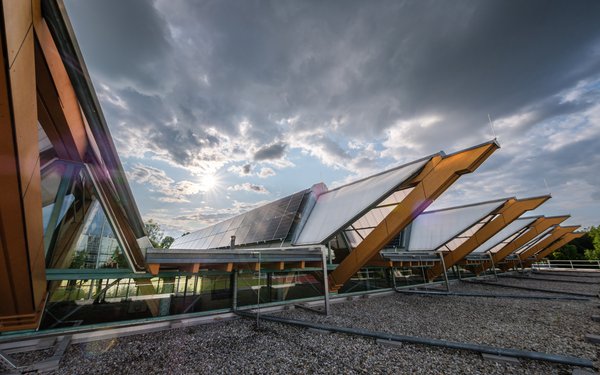 Eine PV-Anlagen auf dem Sheddach des Sportzentrums der Uni AUgsburg.