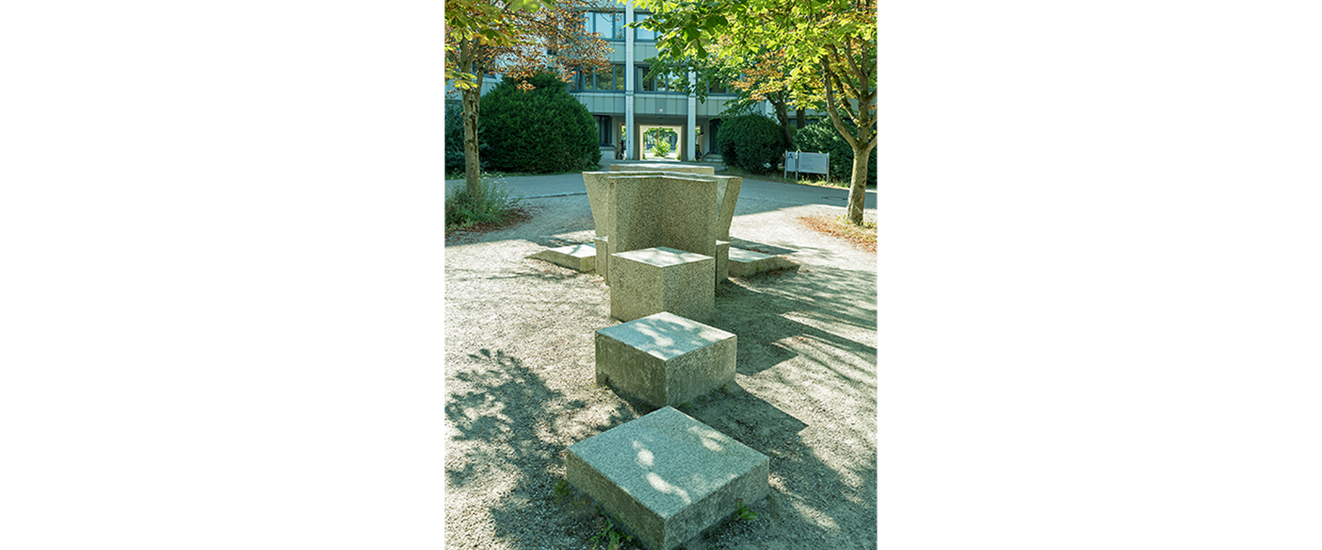 Auf dem Bild sieht mein ein Kunstwerk von Leo Kornbrust, das aus verschieden angeordneten Steinen besteht.