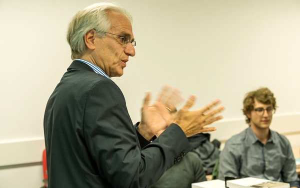 Prof. Weller im Gespräch