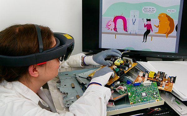 Schülerin im School_Lab baut einen Flatscreen auseinander