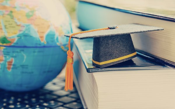 Globus mit Büchern und Absolventenhut