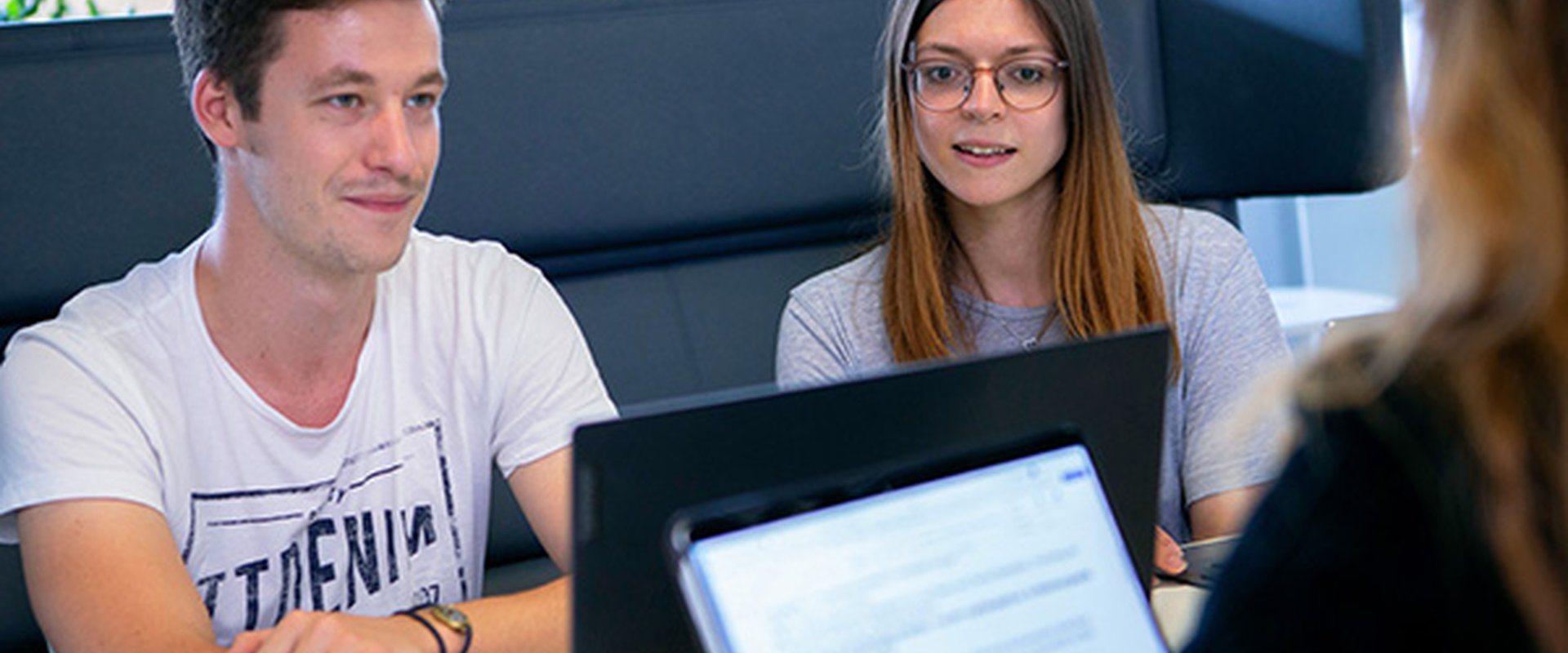 Studierende lernen gemeinsam, Studieren, Arbeiten