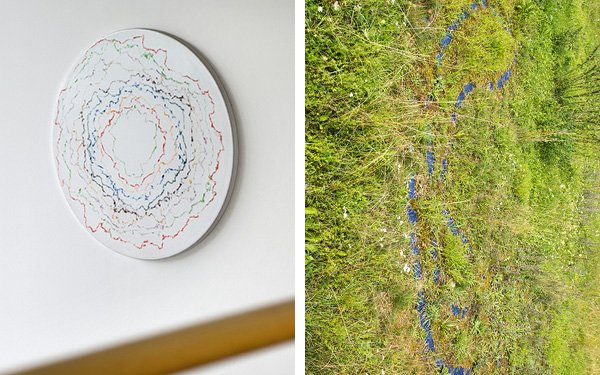 Links ist das Kunstwerk Fayencen von Stephan Baumkötter, als Porzellanteller an der Wand und rechts als blaue Fliesen auf dem Rasen