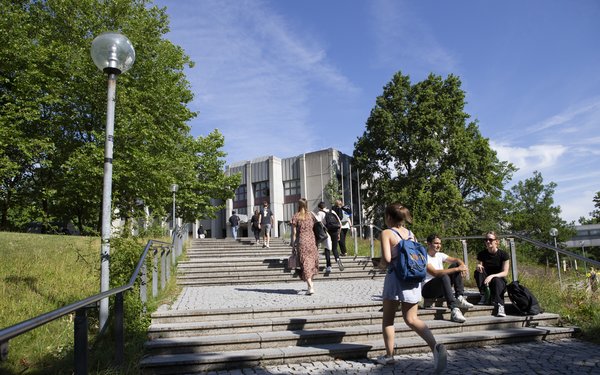 Treppe auf dem Campus mit Studierenden