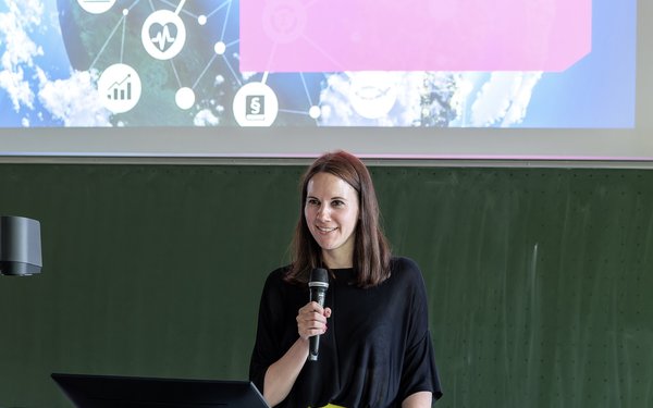 Prof. Dr. Sina Fontana, MLE., Vortrag, angepasste Größe
