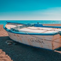 Boot liegt am Stand in Andalusien
