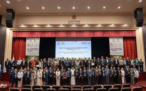 Gemeinsames Gruppenbild der Teilnehmerinnen und Teilnehmer des ersten International Sustainability Leaders Meeting an der Universität von Abu Dhabi