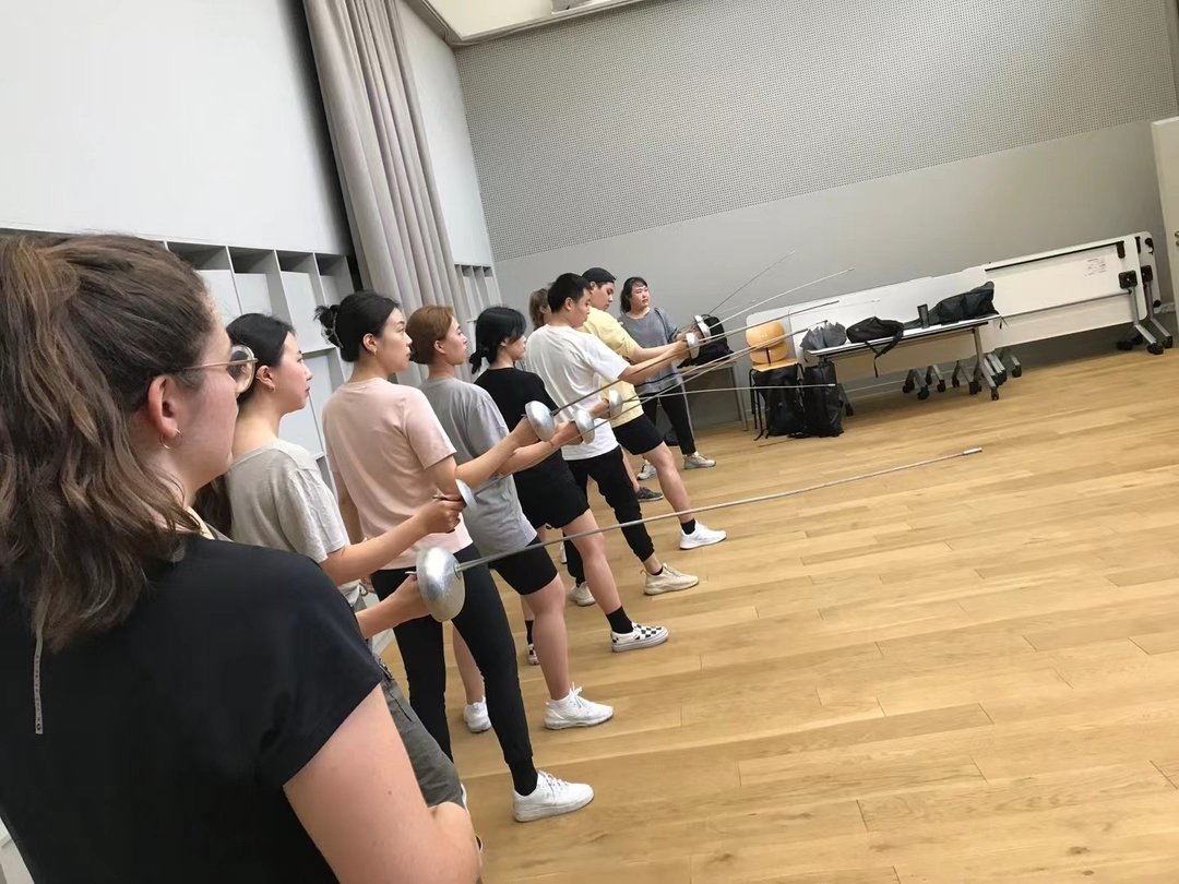 Gesangststudierende beim Fechtunterricht