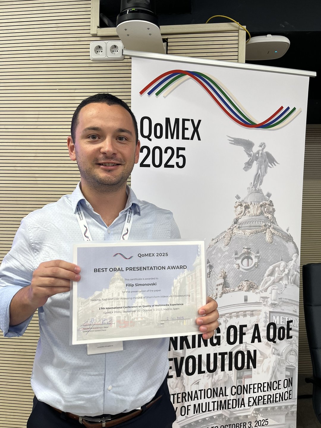 Filip Simonovski erhält den "Best Oral Presentation Award" für die Vorstellung seines Papers "Swiping, Fast and Slow: Assessing the QoE of Short-Form Videos via Crowdsourcing" auf der QoMEX 2025