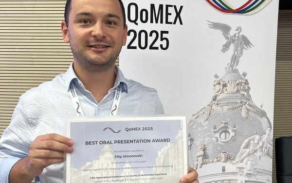 Filip Simonovski receives the “Best Oral Presentation Award” for presenting his paper “Swiping, Fast and Slow: Assessing the QoE of Short-Form Videos via Crowdsourcing” at QoMEX 2025.
