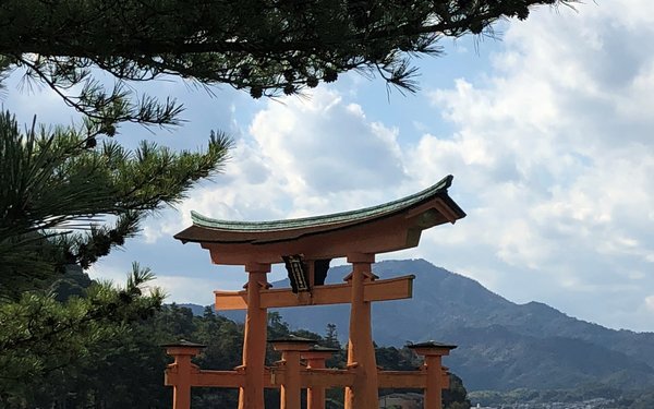 Japanische Skulptur im Wasser